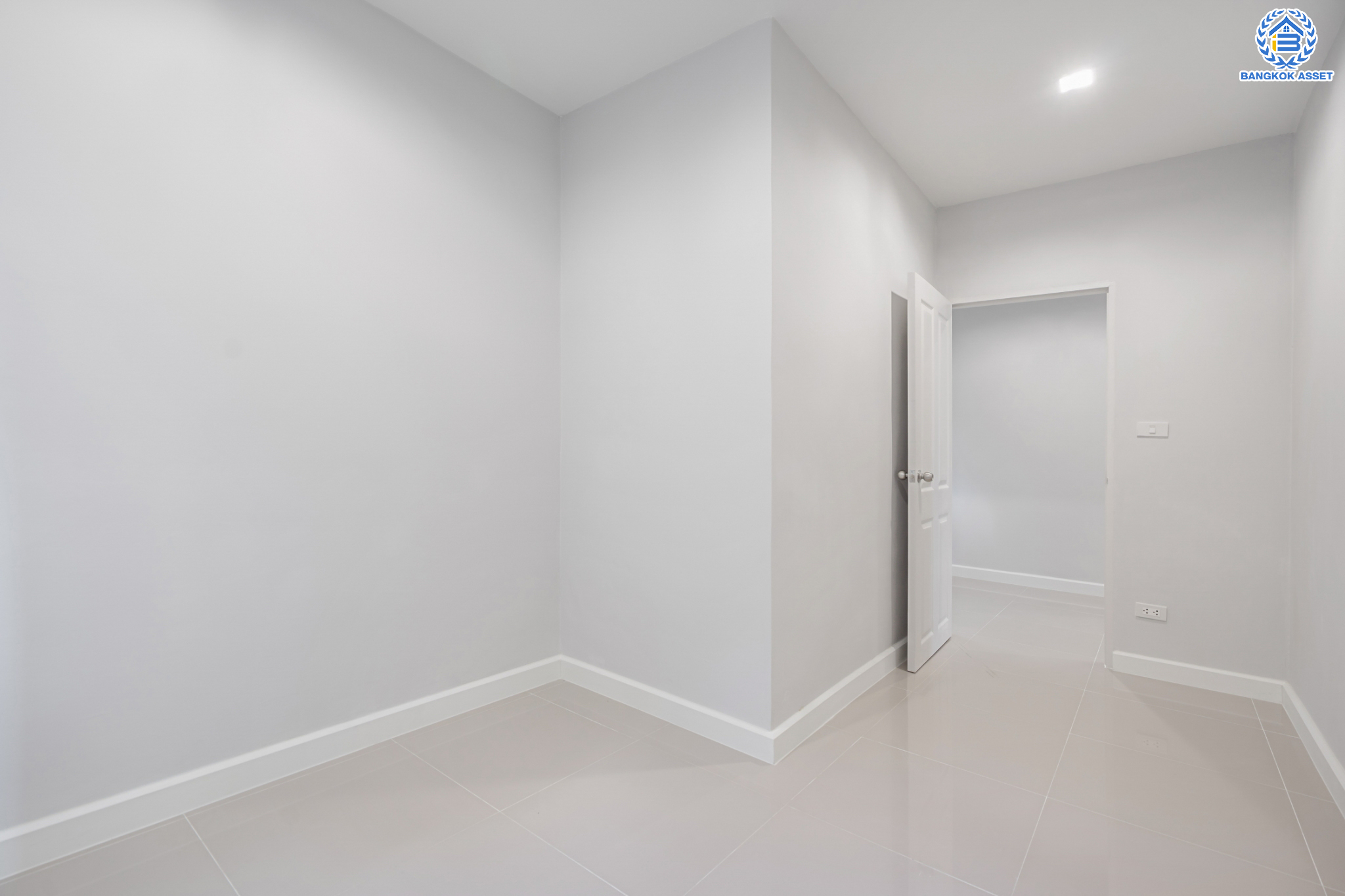 บ้านมือสองตกแต่งใหม่ ม.เศรณี คาซ่า ดอนเมือง บ้านเดี่ยว หลังมุม เนื้อที่ 56.2 ตร.ว. ฟังก์ชันจัดเต็ม 5 ห้องนอน 5 ห้องน้ำ 1 ห้องอเนกประสงค์ จอดรถได้ 2 คัน พร้อมมีพื้นที่สีเขียวที่ให้คุณจัดมุมพักผ่อนเล็กๆ ได้ชิลๆ ราคาคุ้มสุดในย่านนี้! ใกล้สนามบินดอนเมือง, ทางด่วน "ศรีสมาน" และรถไฟฟ้าสายสีแดง "สถานีดอนเมือง"